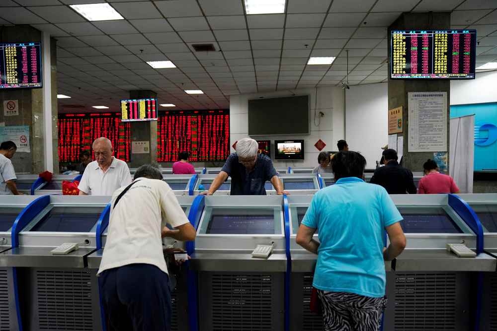 Investors look at computer screens showing stock information at a brokerage house in Shanghai, China September 7, 2018. u00e2u20acu201d Reuters pic