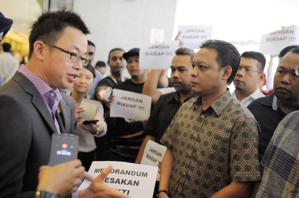 Cisco Systems Malaysia rep, Albert Chai, and Selangor Umno Youth deputy president, Amin Mohd Shukor, speak during a memorandum handover in Kuala Lumpur January 8, 2019. u00e2u20acu201d Picture by Shafwan Zaidon
