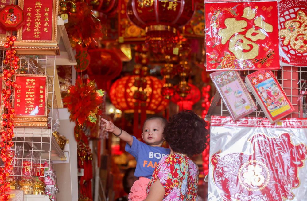 People shop for lanterns ahead of the Chinese New Year celebrations in Ipoh January 29, 2019. u00e2u20acu201d Picture by Farhan Najib