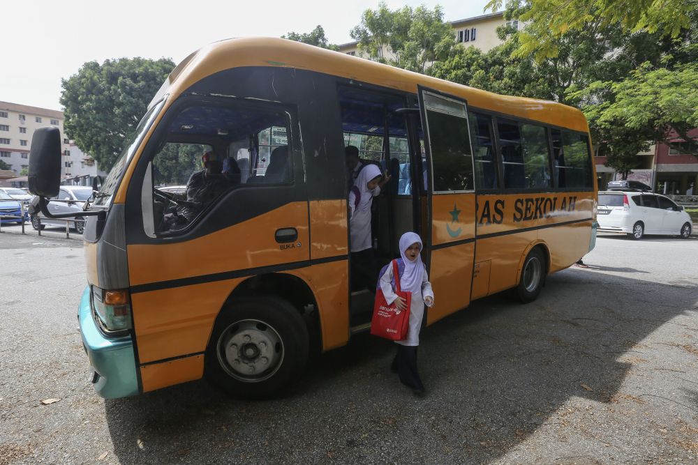 A school bus drops off students at Sekolah Kebangsaan Seksyen 7 in Shah Alam January 2, 2018. u00e2u20acu2022 Picture by Yusof Mat Isa