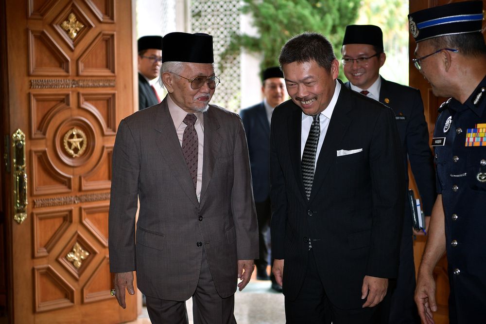 Yang Dipertua Negeri Sarawak Tun Abdul Taib Mahmud receiving a courtesy call from Malaysian Ambassador to Japan, Datuk Kennedy Jawan (third right), at his residence in Demak Jaya, Petra Jaya, January 15, 2019. u00e2u20acu201d Bernama pic