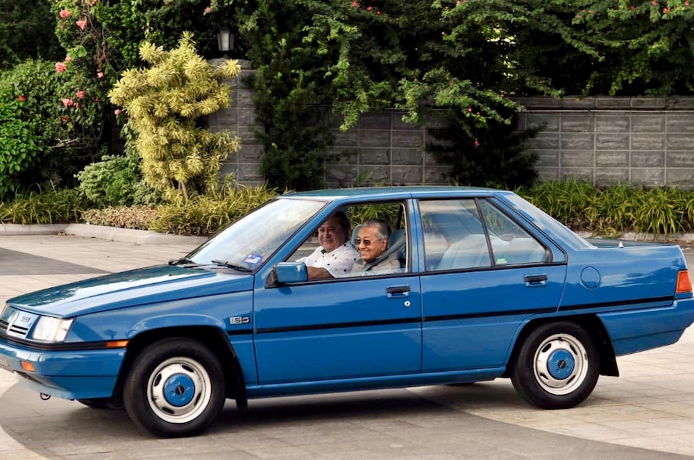 Johor ruler Sultan Ibrahim Sultan Iskandar personally drives Prime Minister Tun Dr Mahathir Mohamad to Senai International Airport from Istana Bukit Serene in Johor Baru January 10, 2019. u00e2u20acu201d Picture by Ben Tan