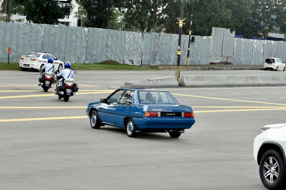 Johor ruler Sultan Ibrahim Sultan Iskandar personally drives Prime Minister Tun Dr Mahathir Mohamad to Senai International Airport from Istana Bukit Serene in Johor Baru January 10, 2019. — Picture by Ben Tan