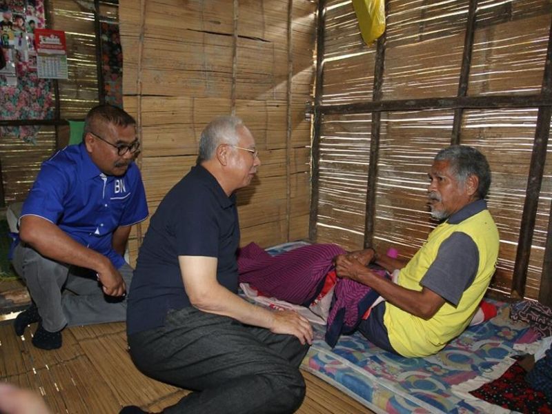 Datuk Seri Najib Razak (tengah) mengingatkan setiap tahun peruntukan diberi kepada masyarakat orang Asli. u00e2u20acu2022 Foto ihsan Facebook/Najib Razak