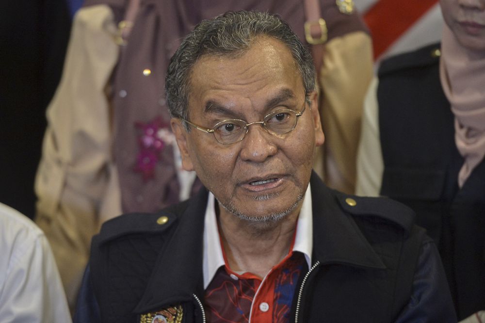 Health Minister Dzulkefly Ahmad speaks during a walkabout at an eatery in Kuala Lumpur January 1, 2018. u00e2u20acu2022 Picture by Mukhriz Hazim