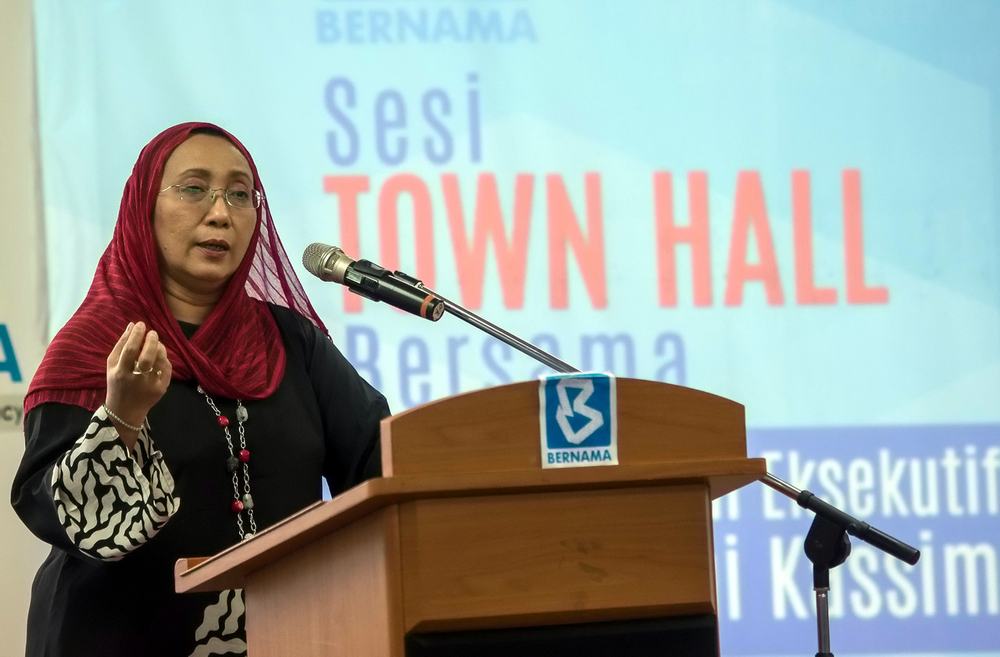 National News Agency Bernama chief executive officer Nurini Kassim speaks during the 'Town Hall' session at Wisma Bernama in Kuala Lumpur January 2, 2018. u00e2u20acu201d Bernama pic