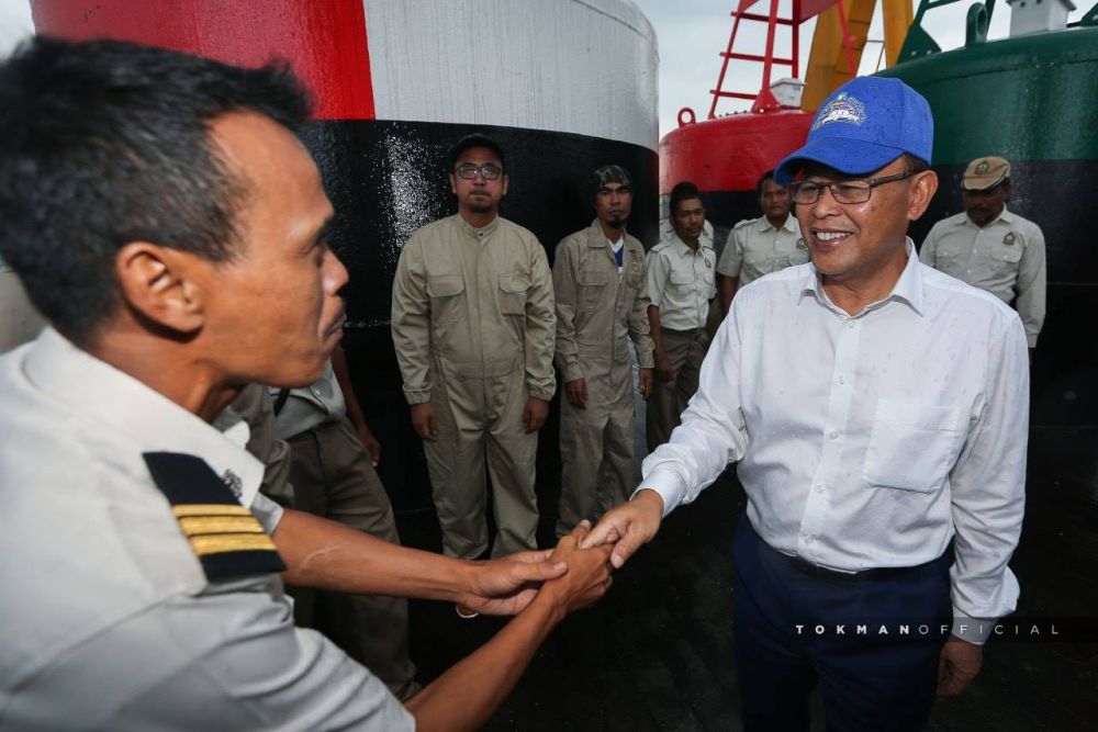 Johor Mentri Besar Datuk Osman Sapian aboard the MV Pedoman. u00e2u20acu2022 Picture via Facebook/Osman Sapian