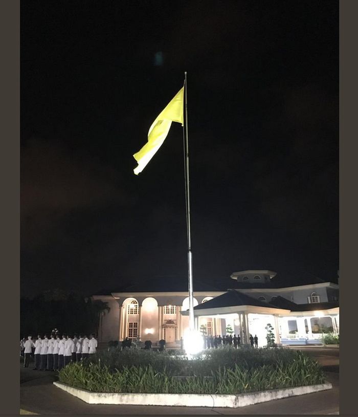 The flag-raising ceremony was carried out by members of the Royal Malaysian Air Force Provost Unit based in Kuantan. u00e2u20acu201d Picture via Twitter