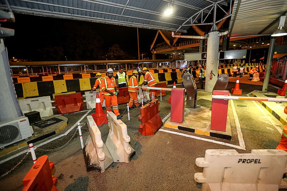 PLUS contractors closing the motorcycle toll lanes on the Penang Bridge, January 1, 2019. u00e2u20acu2022 Picture by Sayuti Zainudin