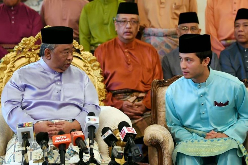 Tengku Fahd (right) with Tengku Abdul Rahman during their brother Sultan Abdullah’s swearing-in ceremony on Jan 15. — Picture by Bernama