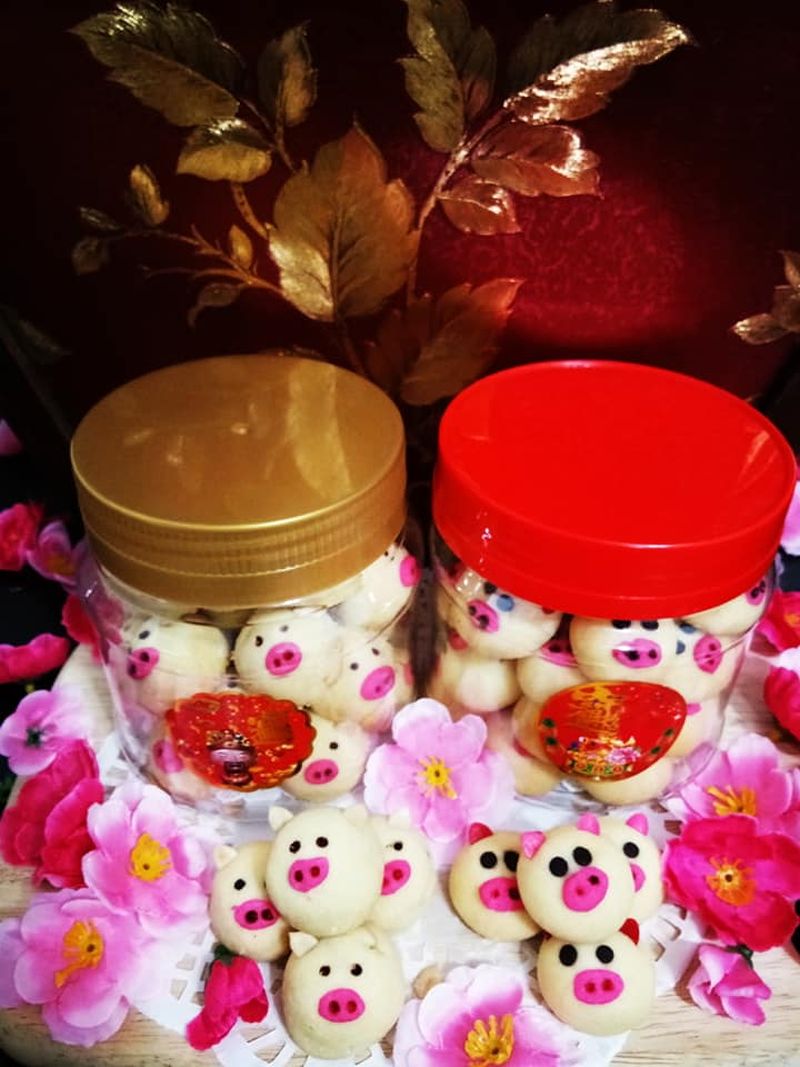 Piggy pineapple tarts (left) and butter cookies... just nice for Chinese New Year. ― Picture via Facebook/Lidia’s Homemade Delights