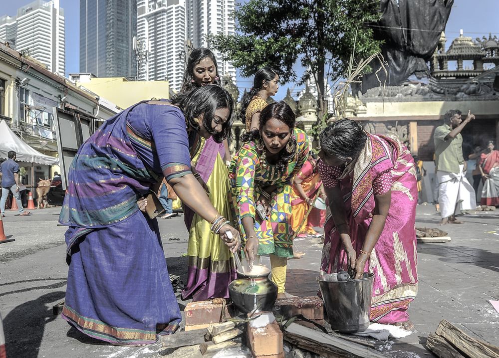 Hindu devotees cook the u00e2u20acu02dcsarkkaraiu00e2u20acu2122 dish over an open fire to celebrate Ponggal, January 15, 2019. u00e2u20acu2022 Picture by Shafwan Zaidon.