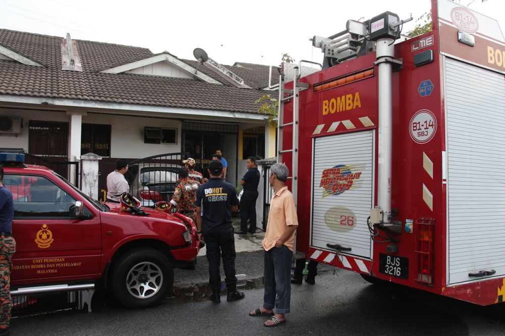 Anggota Bomba memeriksa keadaan rumah mangsa yang terbakar di Taman Desa Vista semalam. u00e2u20acu201d Foto Bernaman