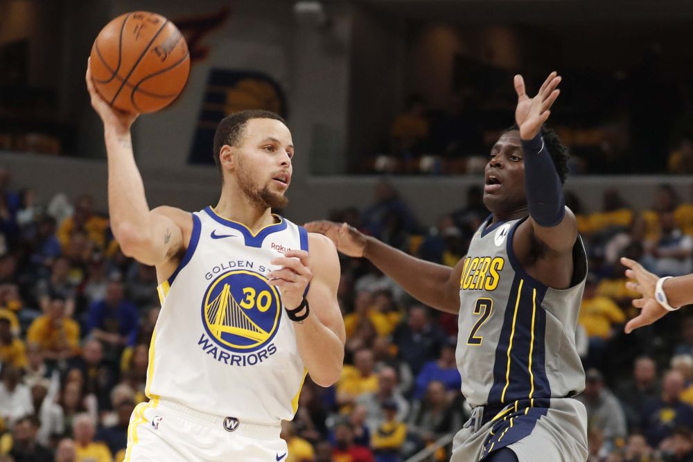 Golden State Warriors guard Stephen Curry (30) makes a pass against Indiana Pacers guard Darren Collison (2) during the third quarter at Bankers Life Fieldhouse, January 29, 2019. u00e2u20acu2022 Picture by Brian Spurlock-USA TODAY Sports via Reuters