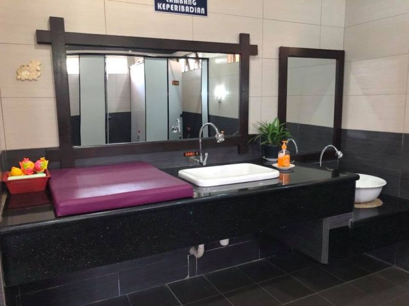 Kebersihan di dalam tandas awam Rantau Abang, Dungun seperti foto di Facebook Majlis Perbandaran Dungun pada 29 Ogos 2018. 