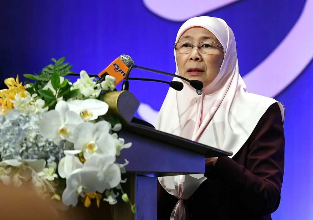 Datuk Seri Dr Wan Azizah Wan Ismail says Malaysia and Thailand want to streamline security and improve border connectivity to facilitate movement of goods at the border. u00e2u20acu2022 Bernama pic