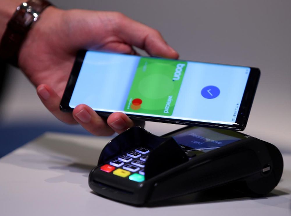 An employee of Wirecard AG, an independent provider of solutions for electronic payment transactions, presents the contactless payment system u00e2u20acu02dcboonu00e2u20acu2122 at the companyu00e2u20acu2122s headquarters in Aschheim, Germany September 6, 2018. u00e2u20acu201d Reuter pic