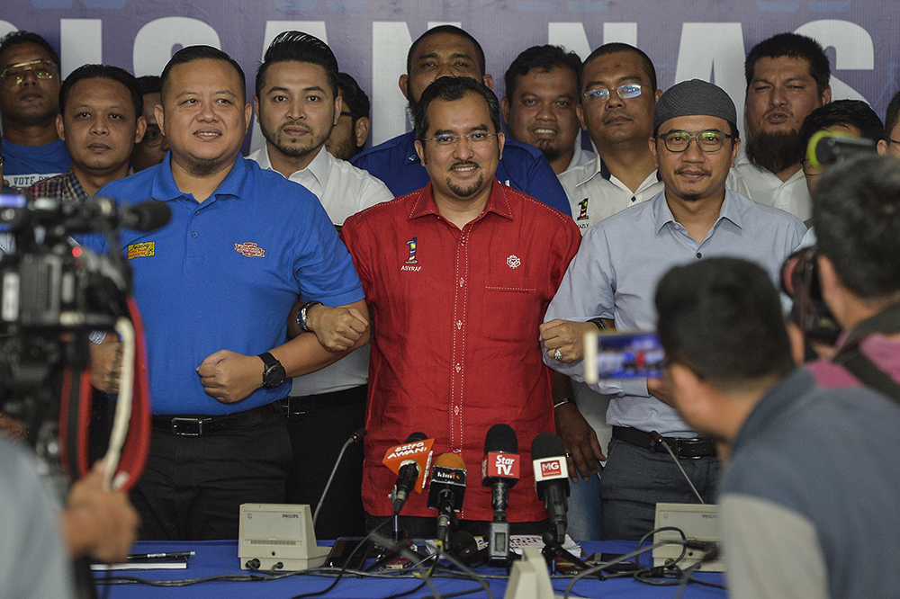 Umno Youth Chief, Datuk Asyraf Wajdi Dusuki (centre) and PAS Youth Chief, Muhammad Khalil Abdul Hadi (right) pose after a joint press conference between Umno Youth Chief and PAS Youth Chief in Semenyih February 10,2019. u00e2u20acu201d Picture by Miera Zulyana