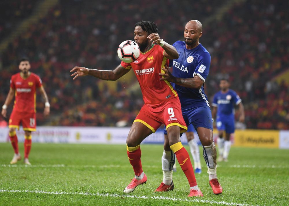 Selangor player Antonio Timothy German (left) attempts control of the ball as he is tackled by Felda United FCu00e2u20acu2122s Thiago Junio De Aquino during the 2019 Super League match at Stadium Shah Alam February 3, 2019. u00e2u20acu201d Bernama pic