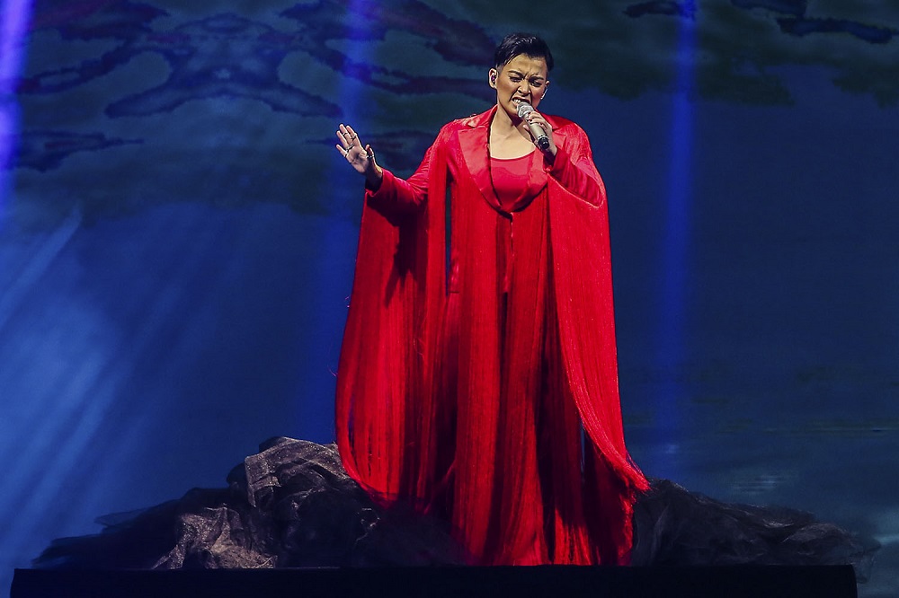 Misha Omar turned up the heat with her powerful vocals and was rewarded with a standing ovation from the audience.