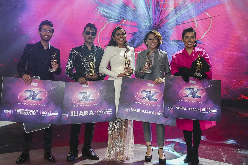 Winners (from left) Sufian Suhaimi, Hael Husaini, Dayang Nurfaizah, Ara Johari and Misha Omar pose for a group photo at the Anugerah Juara Lagu 33.