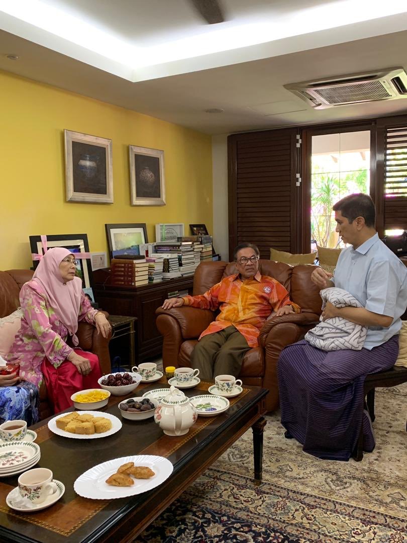 Deputy Prime Minister Datuk Seri Wan Azizah Wan Ismail and her husband, PKR president Datuk Seri Anwar Ibrahim, during their visit to Datuk Seri Mohamed Azmin Aliu00e2u20acu2122s home. u00e2u20acu201d Picture via Twitter/Jestin Raj