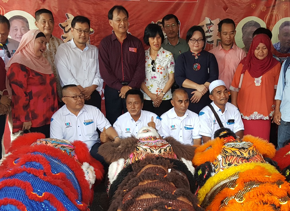 Works Minister Baru Bian (standing, third left) watching a dragon dance performance at the PKR Stampin branchu00e2u20acu2122s Chinese New Year open house February 8, 2019. u00e2u20acu201d Picture by Sulok Tawienn