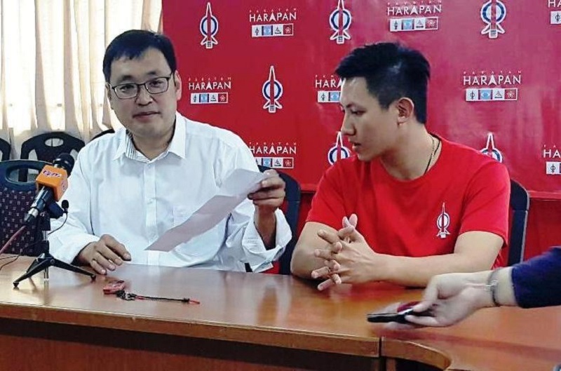 Deputy Domestic Trade and Consumer Affairs Minister Chong Chieng Jen (left) at a press conference in Kuching February 9, 2019. u00e2u20acu201d Picture by Sulok Tawie