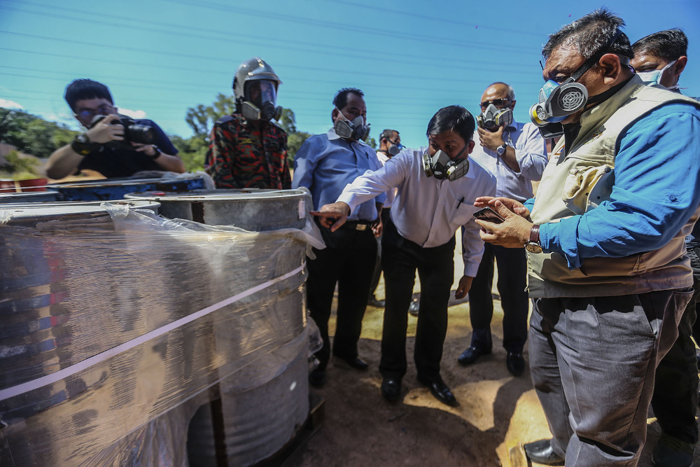 Selangor Environment, Green Technology and Consumer Affairs Committee chairman Hee Loy Sian (centre) visits the chemical spill area in the Sg Lalang Industrial Estate February 12, 2019. u00e2u20acu201d Picture by Hari Anggara
