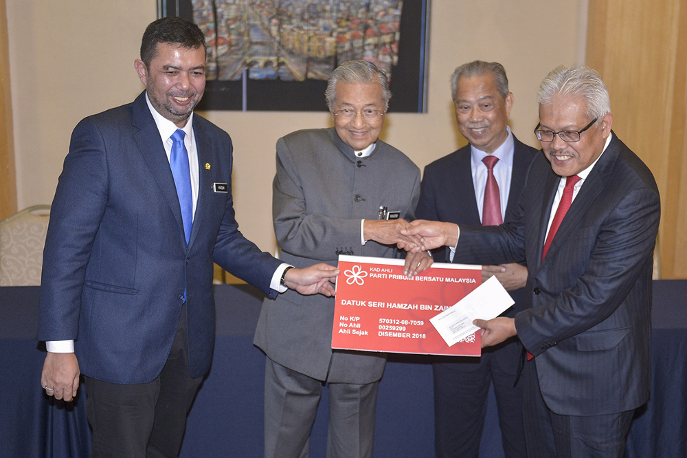 Larut MP Datuk Seri Hamzah Zainuddin receives the PPBM membership card from Tun Dr Mahathir Mohamad during a press conference at the Perdana Leadership Foundation in Putrajaya, February 12, 2019. u00e2u20acu201d Picture by Mukhriz Hazim
