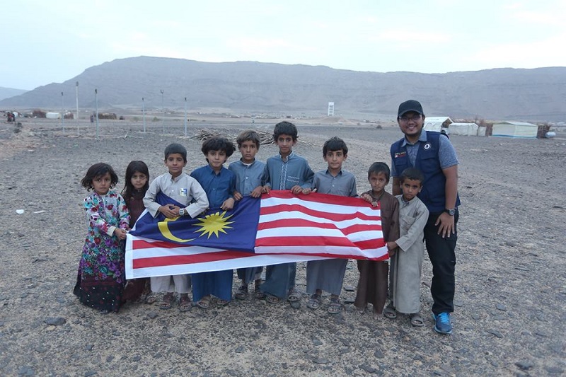 Syahrir Azfar Salleh (right) is leading the 13-day humanitarian aid mission to Yemen. u00e2u20acu201d Picture via Facebook/Global Peace Mission Malaysia 