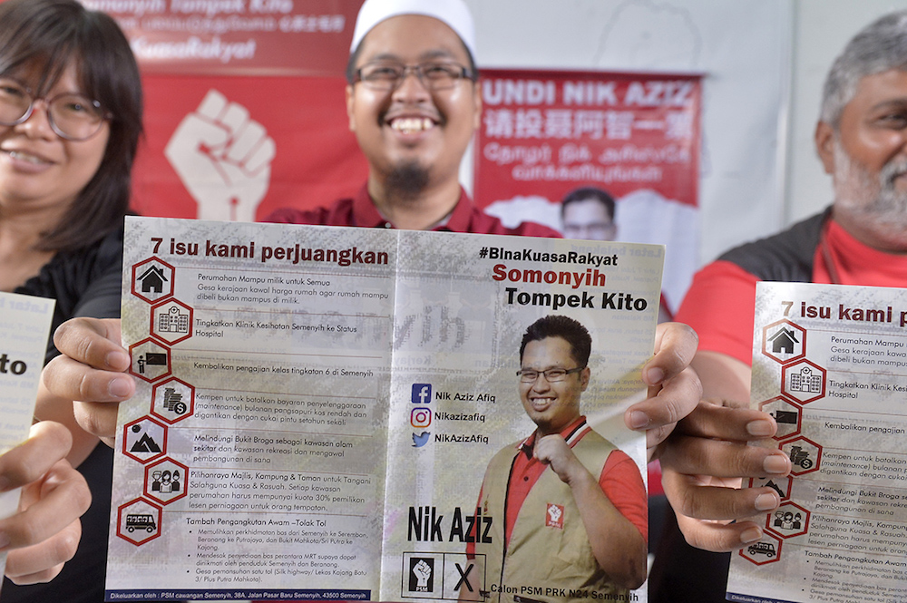 PSM candidate for Semenyih by-election Nik Aziz Afiq Abdul shows the partyu00e2u20acu2122s manifesto during a press conference in Semenyih February 18, 2019. u00e2u20acu201d Picture by Mukhriz Hazim