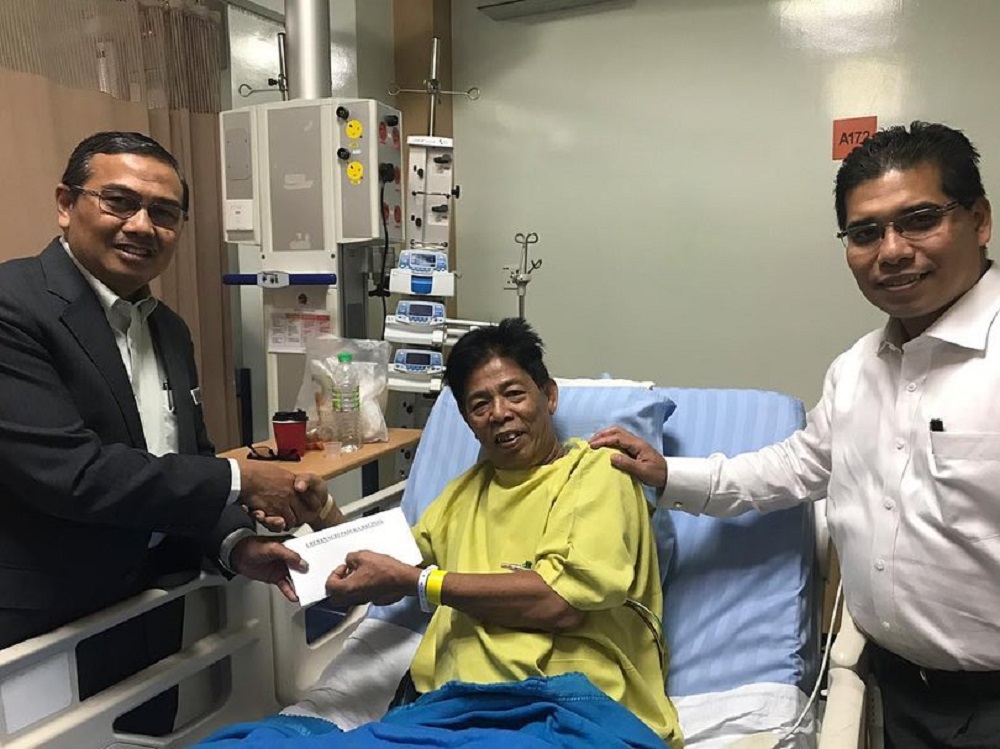 Veteran actor AR Badul (centre) was admitted to the hospital following a heart attack on Sunday. u00e2u20acu201d Image via Instagram/Finasnn