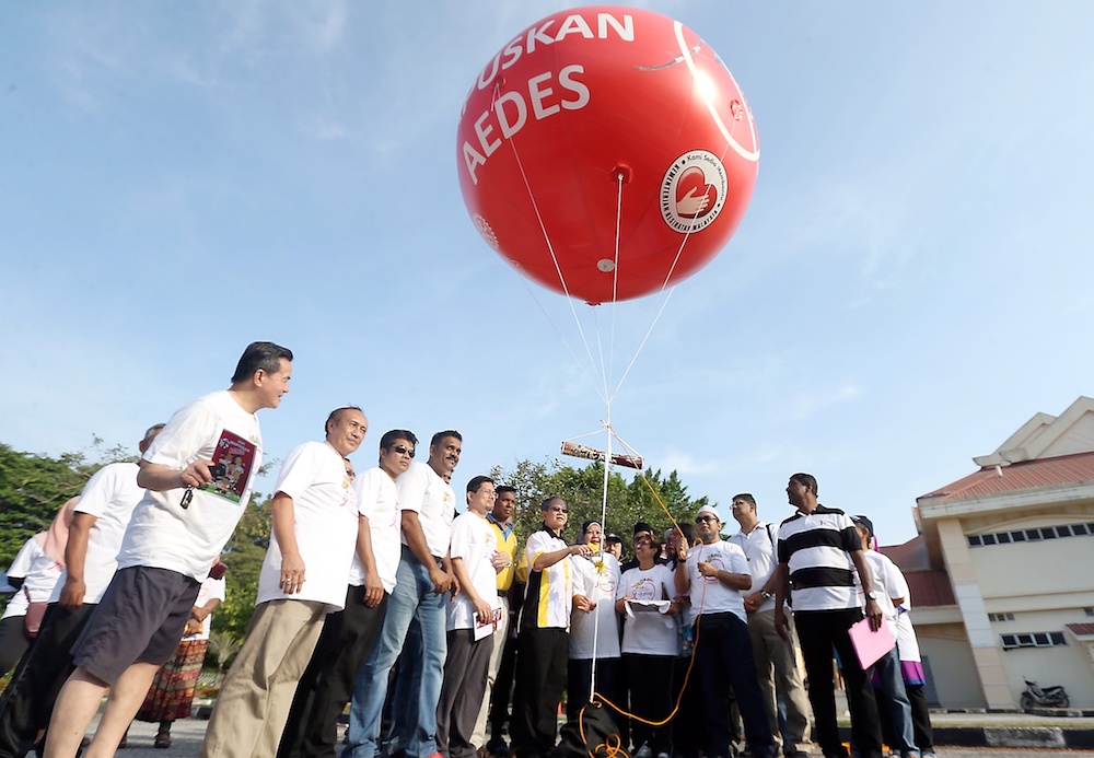 Deputy Health Minister Dr Lee Boon Chye launches the u00e2u20acu02dcJom Hapuskan Aedesu00e2u20acu2122 information corner by the Kinta district Health Department and Ipoh South Rotary Club in Ipoh February 24, 2019. 