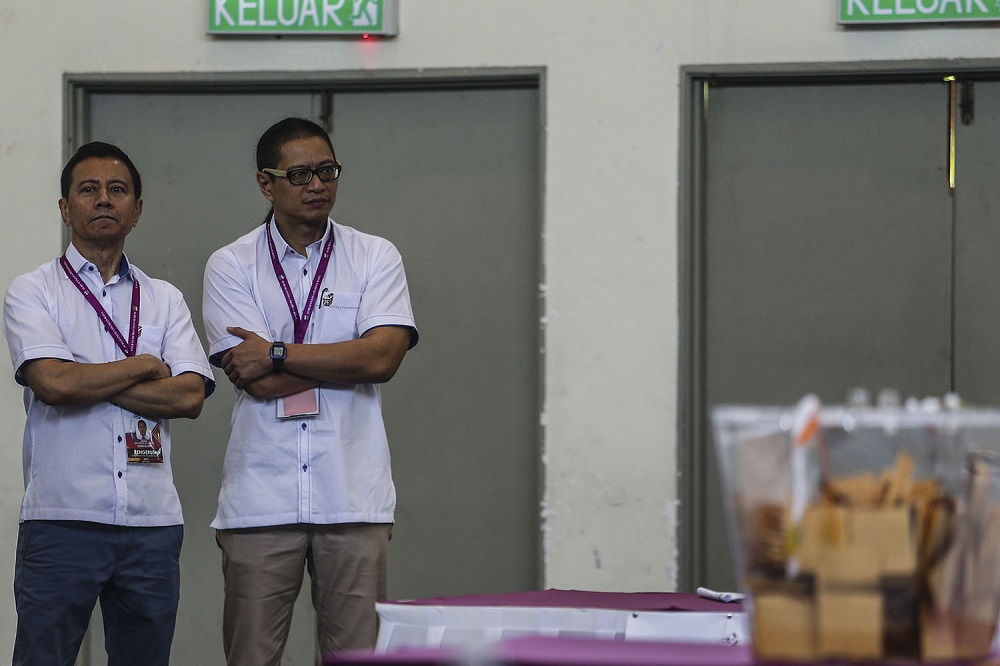 Election Commission (EC) chairman Azhar Azizan Harun (left) and EC deputy chairman Azmi Sharom (right) at the Battalion 4 General Operations Force Camp in Semenyih February 26, 2019. u00e2u20acu201d Picture by Hari Anggara