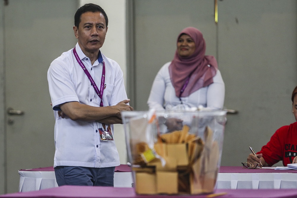 Election Commission chairman Azhar Azizan Harun (left) at the Battalion 4 General Operations Force Camp in Semenyih February 26, 2019. u00e2u20acu201d Picture by Hari Anggara