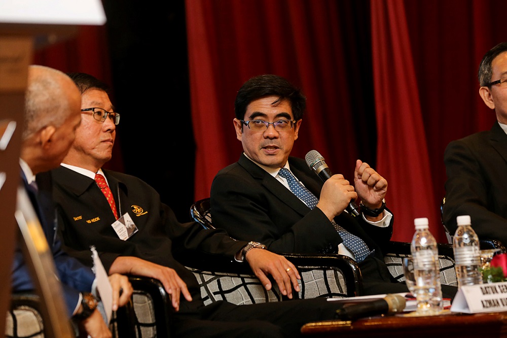 Deputy group managing director of Gamuda Berhad Rashdan Yusof (centre) speaks during the Penang International Business and Investment Summit in George Town February 26, 2019. u00e2u20acu201d Picture by Sayuti Zainudin