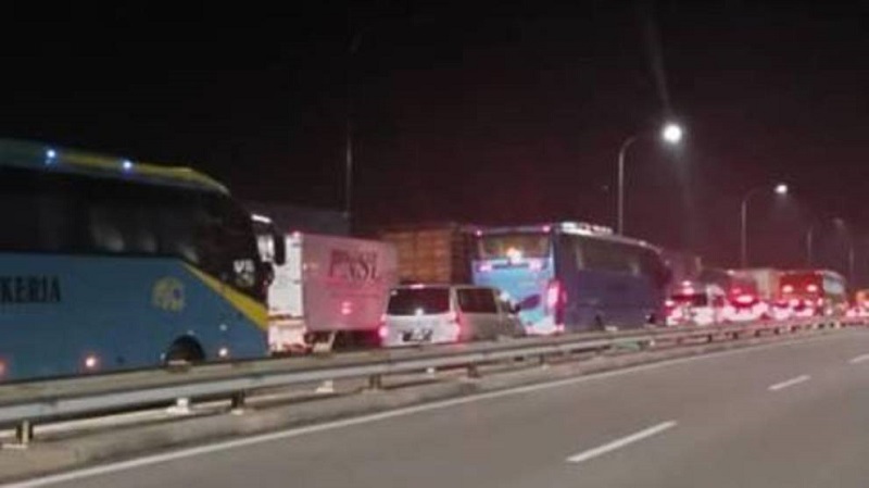 The incident caused heavy congestion during the peak morning travel period although the ICA said this had begun residing to normal levels at 7am. u00e2u20acu201d Picture via Twitter