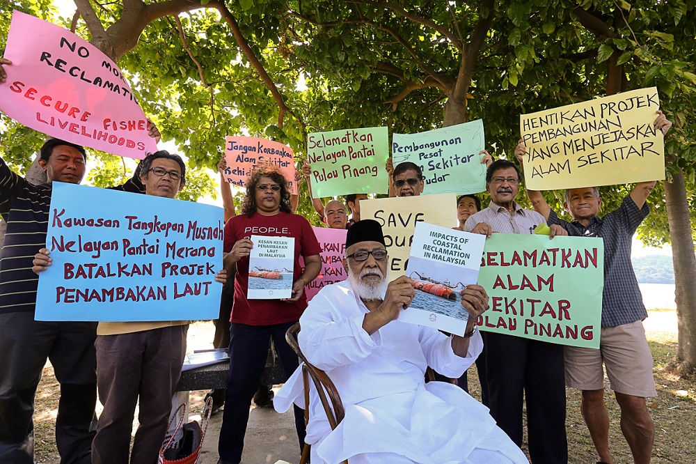 Sahabat Alam Malaysia chairman SM Idris (centre) and fellow members during a protest here at Queensbay in George Town Febuary 27, 2019. 