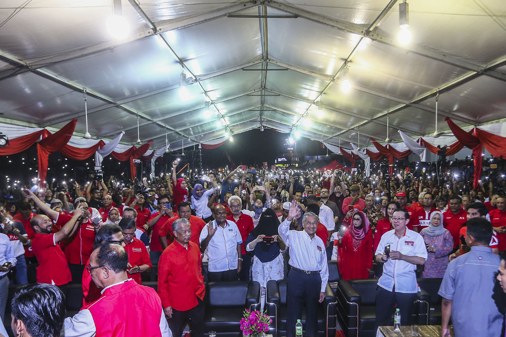 Tun Dr Mahathir Mohamad (centre) together with Pakatan Harapan high council members arrive for the Ceramah Perdana Pakatan Harapan in Tesco Semenyih February 28, 2019. — Picture by Hari Anggara