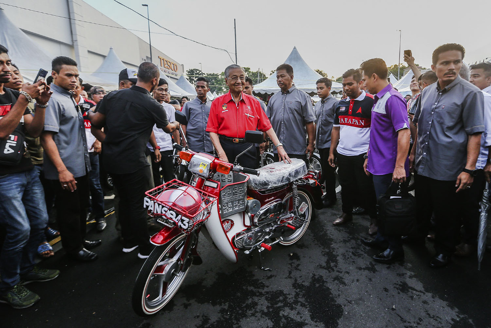 Tun Dr Mahathir Mohamad stands beside a Honda C70 during the Santai 2-Roda event in Semenyih.