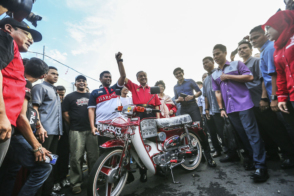 Prime Minister Tun Dr Mahathir Mohamad with the Pakatan Harapan candidate for Semenyih Muhamad Aiman Zainali attend the Santai 2-Roda event in Semenyih February 28, 2019. — Picture by Hari Anggara
