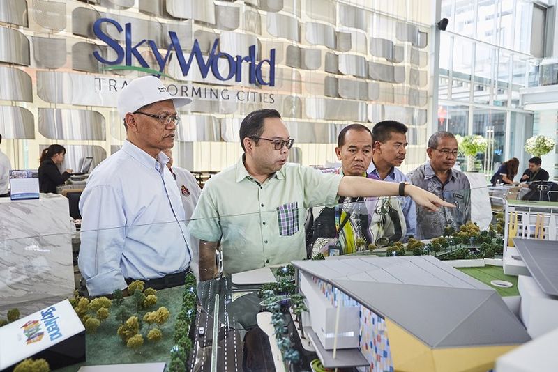 SkyWorld founder and group managing director Datuk Ng Thien Phing shows the eight-storey hostel plan to guests of honour at SkyWorld Property Gallery, Setapak during a site visit yesterday. u00e2u20acu201d Picture courtesy of SkyWorld