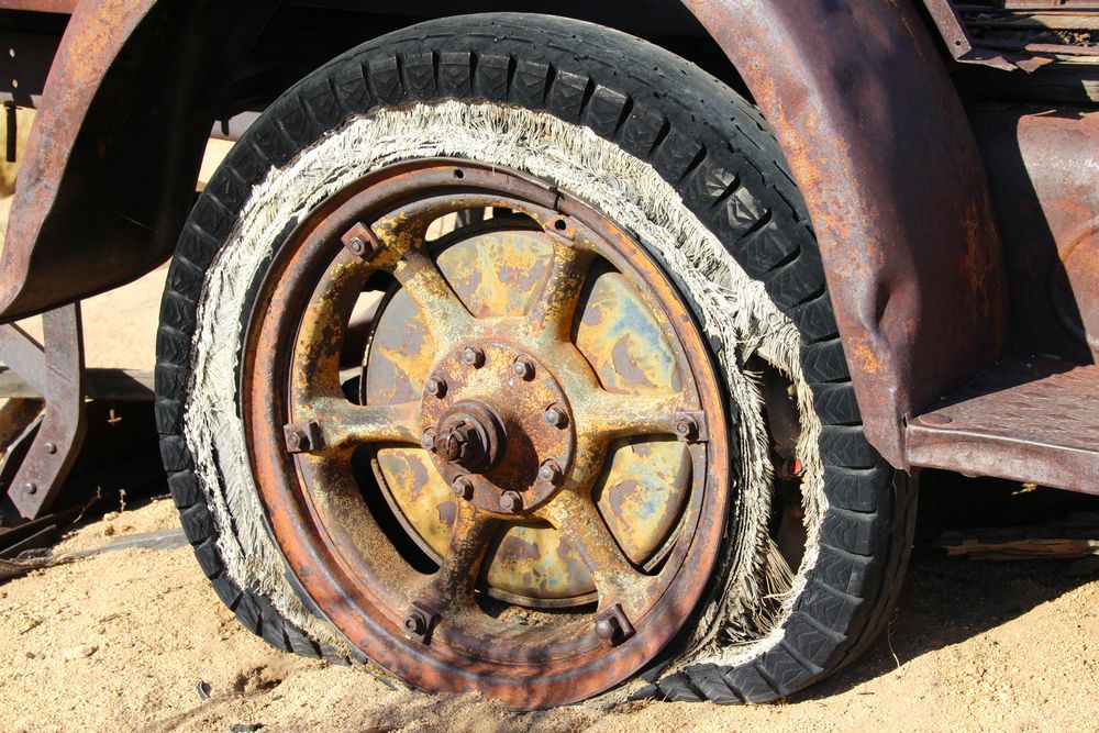Tyre blowout is a common driving emergency, especially during long distance driving. 