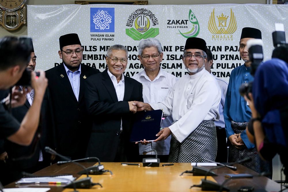 Datuk Abdul Malik Abul Kassim (right) and Datuk Mansor Othman (left) shake hands after the signing of the Lease Agreement on building Penang Islamic Hospital in George Town February 22, 2019. u00e2u20acu2022 Picture by Sayuti Zainudin