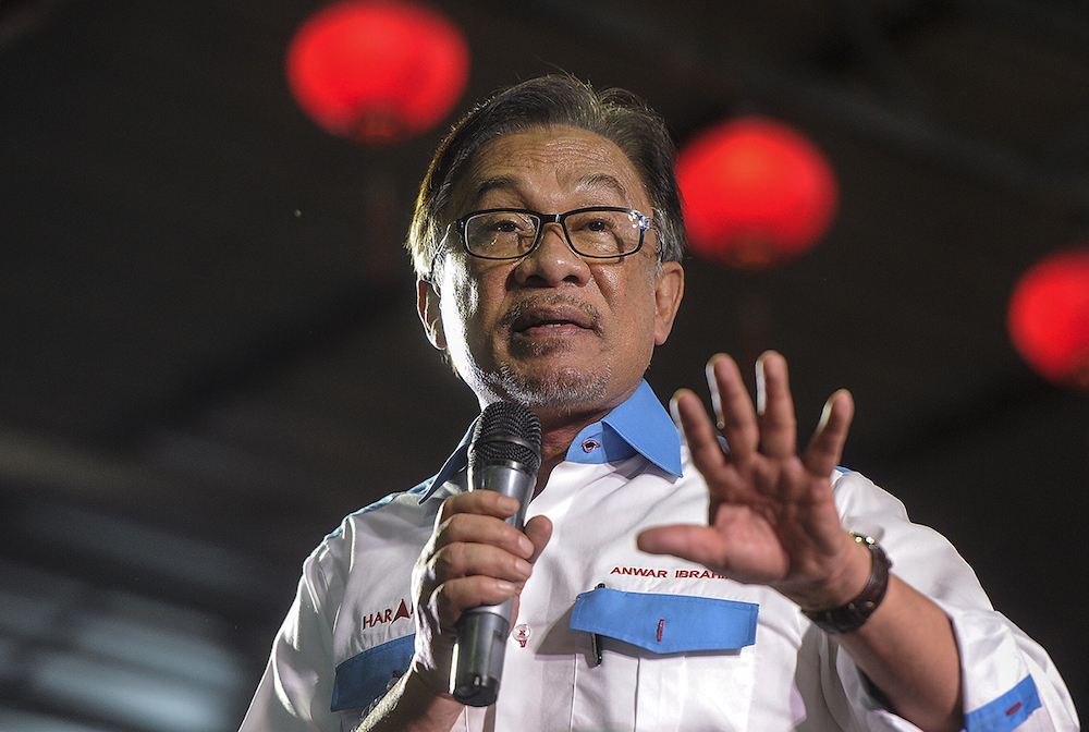 PKR president Datuk Seri Anwar Ibrahim addresses the crowd in Kampung Baru Semenyih February 23, 2019. u00e2u20acu201d Picture by Shafwan Zaidon