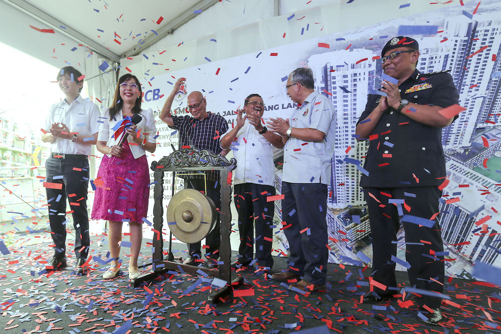 Primary Industry Minister, Teresa Kok (second left) officiated the launch of the Elevated Link Bridge connecting Old Klang Road to New Pantai Expressway (OKR-NPE Link Bridge) in Kuala Lumpur February 16, 2019. Also present KL Mayor, Datuk Nor Hisham Ahmad Dahlan (third left). — Picture by Yusoff Mat Isa