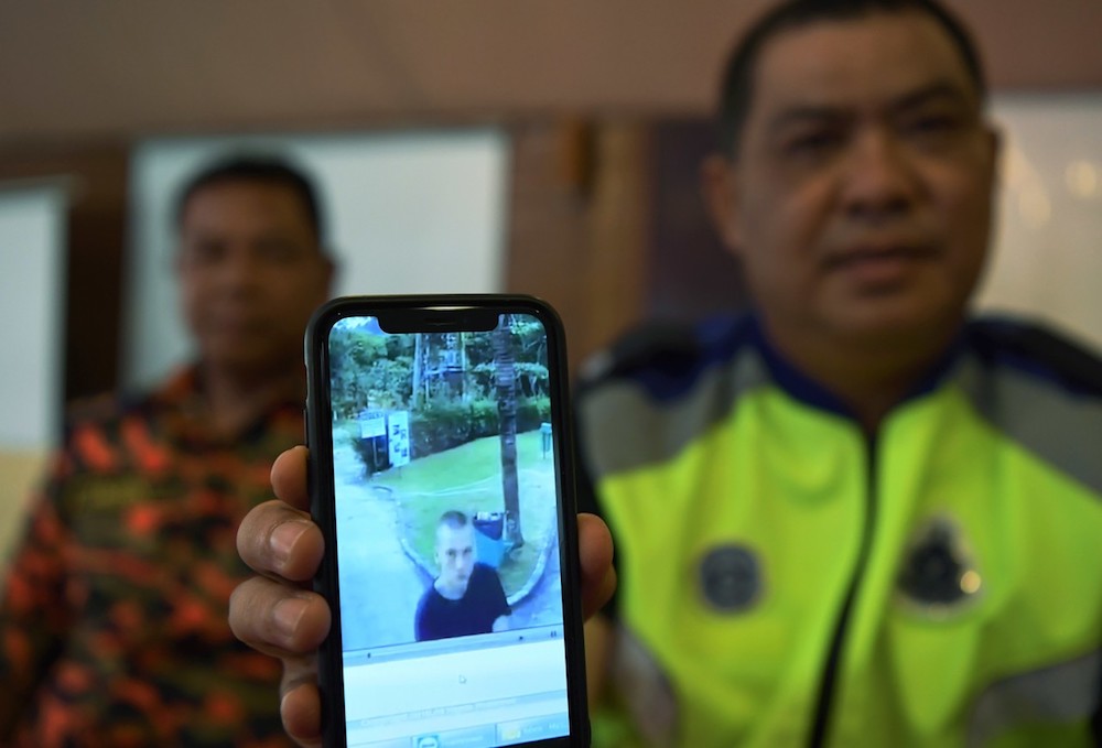 Rompin district police chief, DSP Azli Mohd Noor, shows a picture of missing Finnish tourist Nakitin Aleksis Elis Valtteri in Rompin February 1, 2019. u00e2u20acu201d Bernama pic