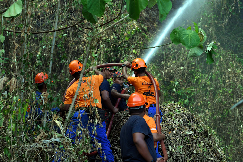 Fire and Rescue Department personnel fight to bring the forest fire on Gunung Baling under control February 7, 2019. u00e2u20acu201d Bernama pic