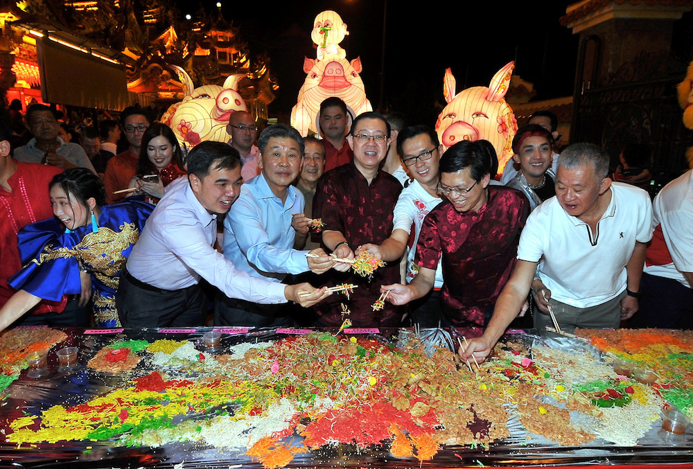 Finance Minister Lim Guan Eng tosses yee sang with other guests on the seventh day of Chinese New Year at the Tow Boo Kong temple in Butterworth February 11, 2019. u00e2u20acu201d Bernama pic